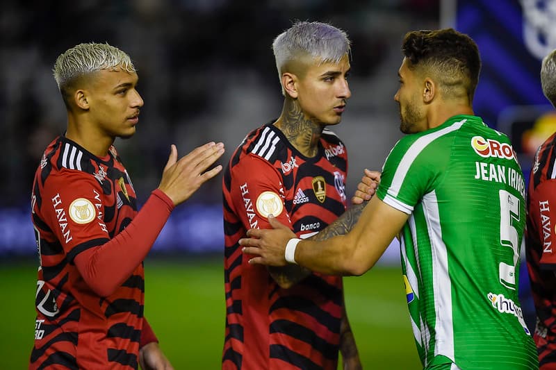 Victor Hugo e Pulgar em campo pelo Flamengo