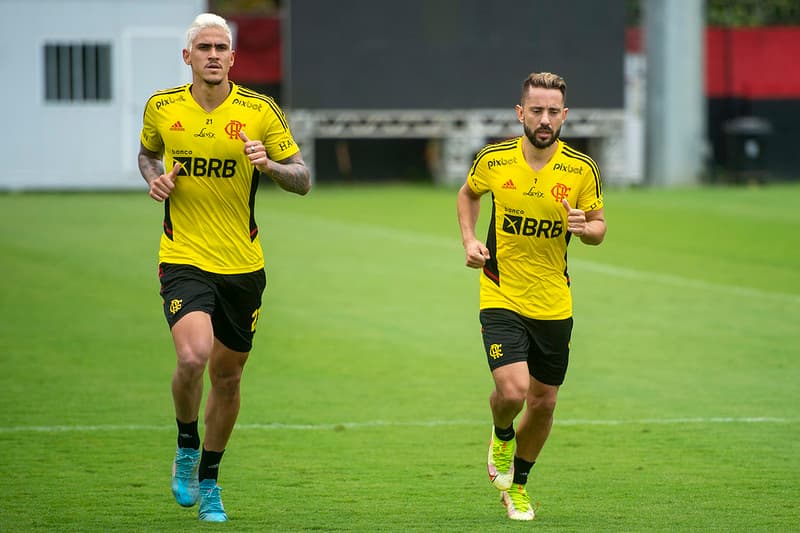 Pedro e Everton Ribeiro em treino pelo Flamengo
