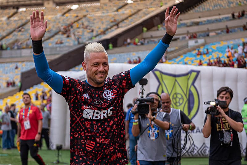 Diego Alves em sua despedida do Flamengo; jogador negocia com o Celta de Vigo para retornar à La Liga