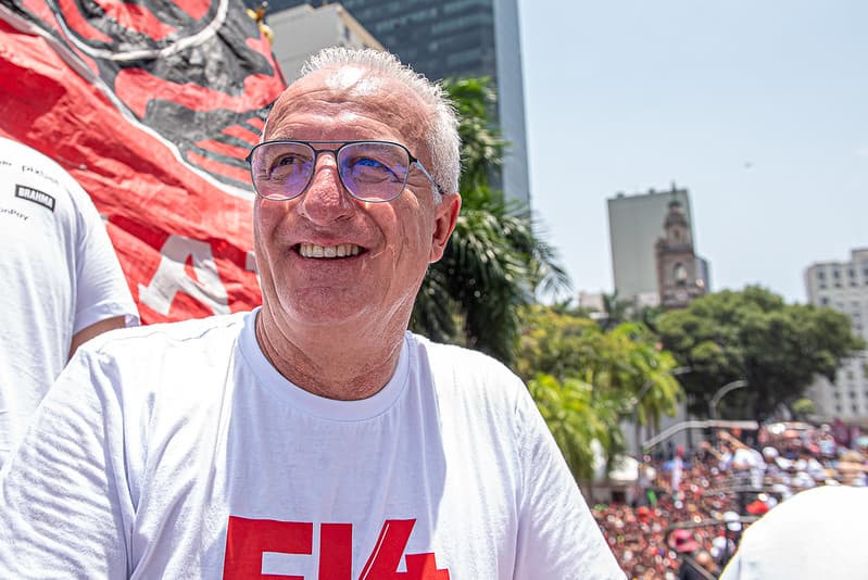 Dorival Júnior no desfile do Flamengo pelo centro do Rio