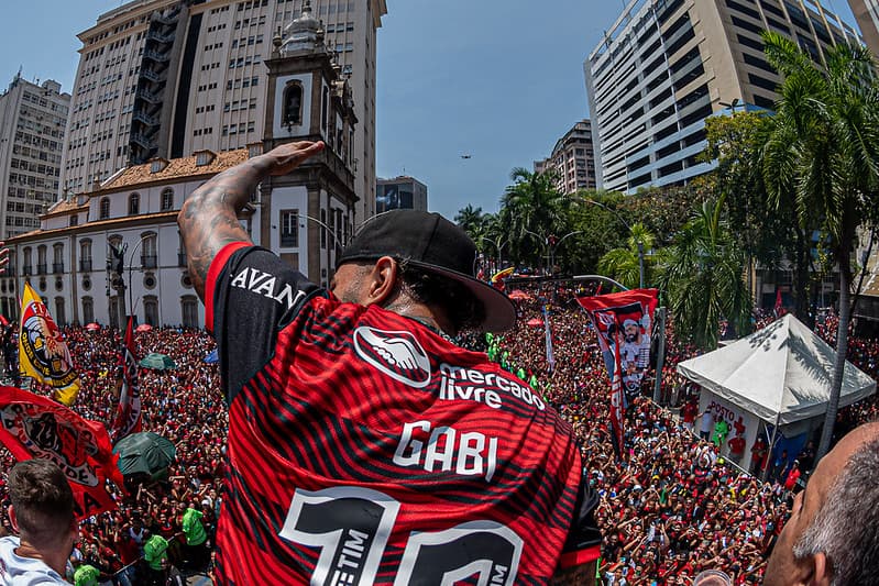 Gabigol rege torcida do Flamengo em trio elétrico: atacante trocou Hamilton e Fórmula 1 por Festa do Tri