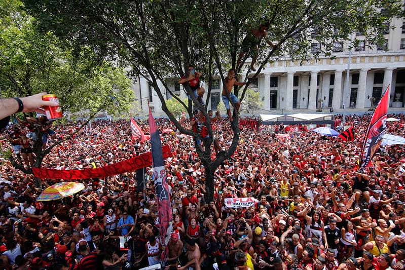 Festa do Flamengo no Centro do Rio encanta estrangeiros