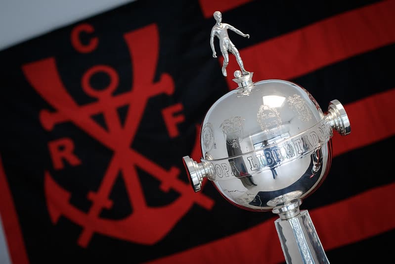 Taça da Libertadores e bandeira do Flamengo