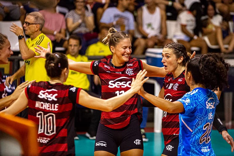 Time do Flamengo comemora ponto na Superliga de Vôlei; Mengão venceu o São Caetano