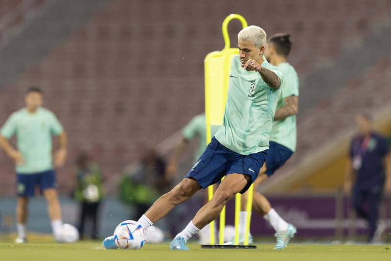 Pedro em treino do Brasil antes de estreia na Copa do Mundo