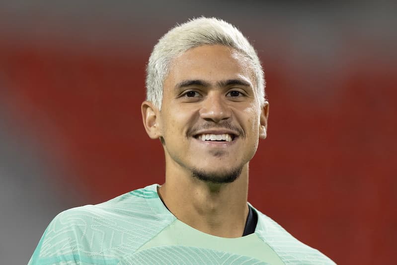 Pedro quase marca golaço de bicicleta em treino da Seleção Brasileira; veja