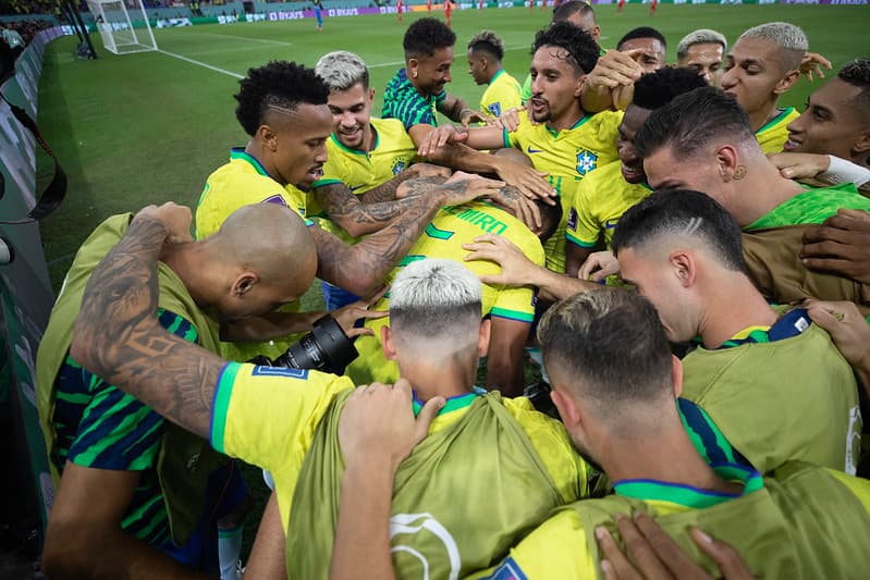Time do Brasil comemora gol em jogo contra a Suíça