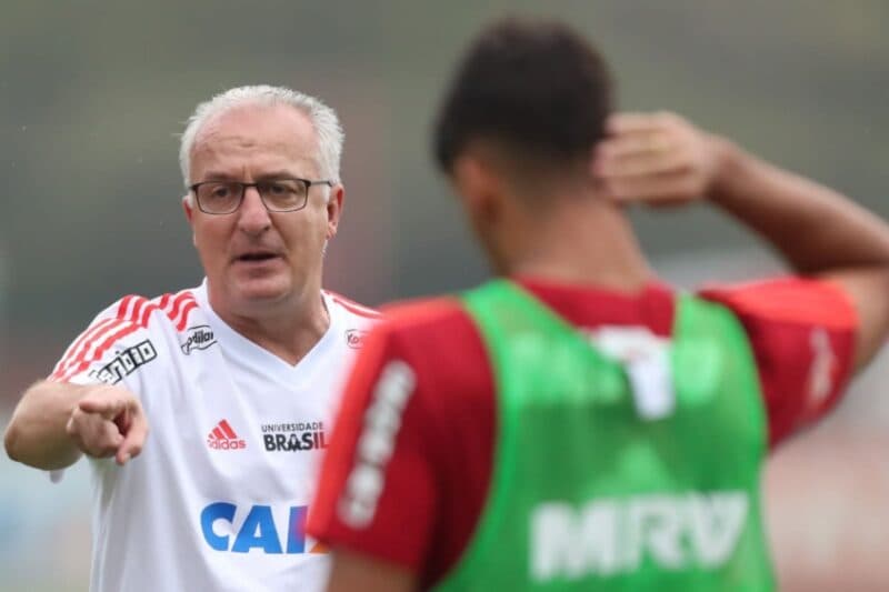 Lucas Paqueta, de costas, ouve instruções do técnico Dorival Jr, na época em que atuavam juntos no Flamengo