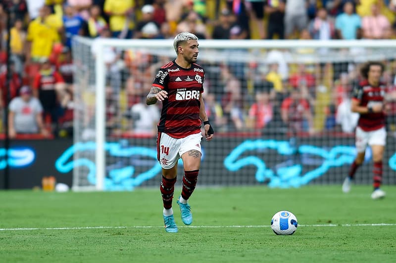 Arrascaeta em campo pelo Flamengo na final da Libertadores; prefeito Eduardo Paes brincou com o processo de cidadania do Uruguaio