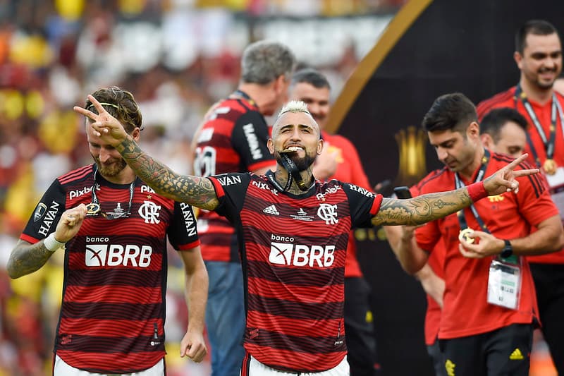Após polemizar, Vidal se declara ao Flamengo: 'Quero sempre estar aqui'