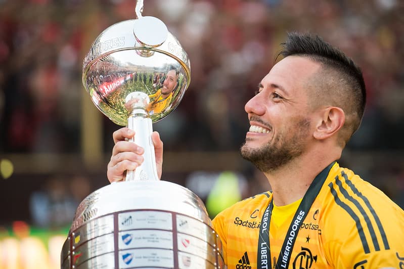 Diego Alves pelo Flamengo com a taça da Libertadores; relembra momentos do goleiro pelo Flamengo