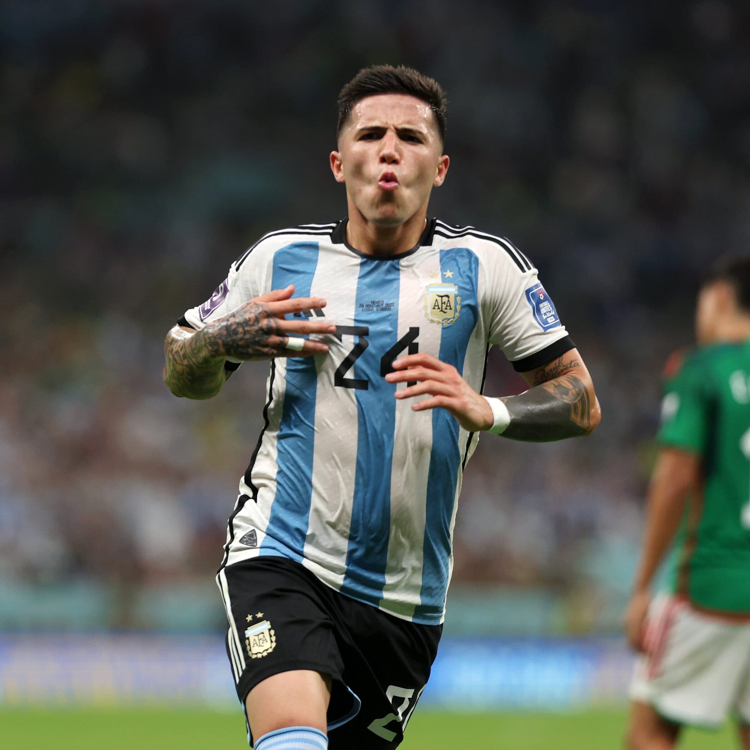 Enzo Fernández comemora gol pela Argentina na Copa do Mundo; jogador já recebeu proposta do Flamengo
