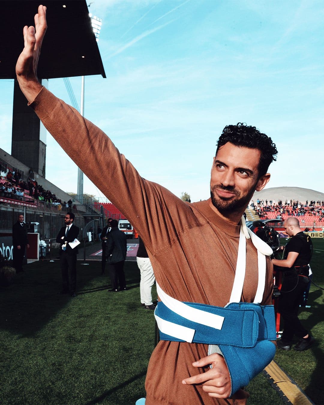 Após ser esfaqueado, Pablo Marí aparece em jogo do Monza e recebe homenagens