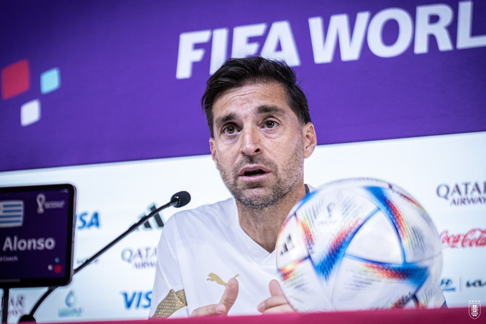 Técnico do Uruguai faz suspense com escalação para estreia na Copa do Mundo