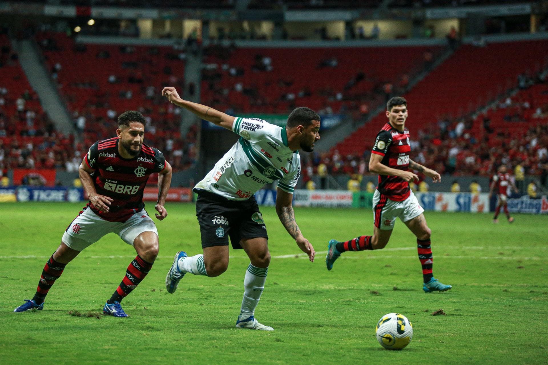 Flamengo e Coritiba em jogo no Mané Garrincha no 1º turno do Brasileirão