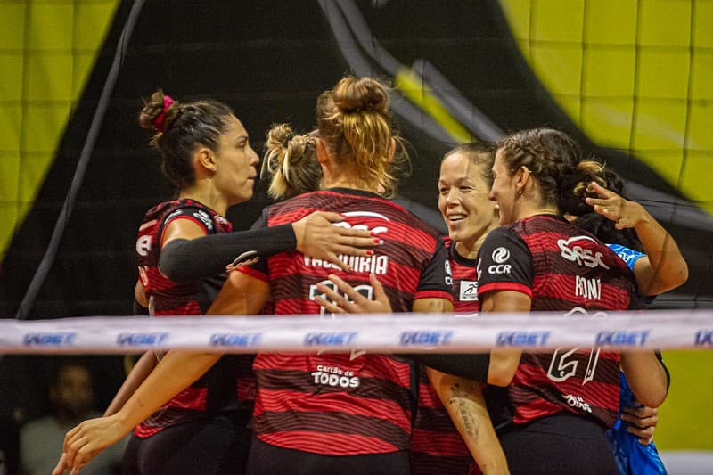 Jogadoras do Flamengo comemorando vitória do Flamengo no vôlei
