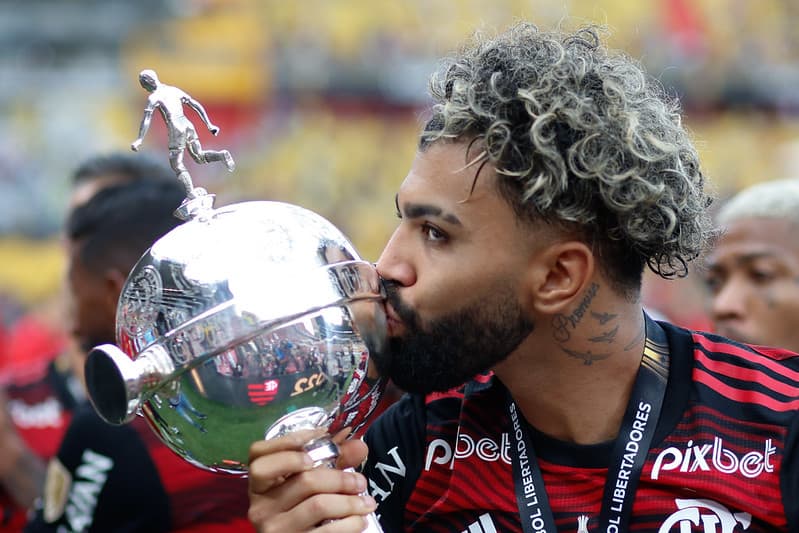Gabigol beijando taça da Libertadores pelo Flamengo; jogador não irá com a Seleção Brasileira para a Copa do Mundo