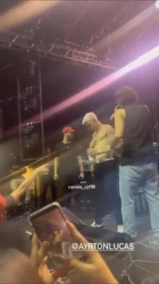 Ayrton Lucas organiza festa particular e sobe no palco para dançar; assista