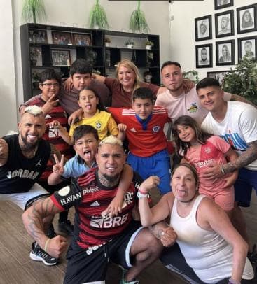 Vidal curte férias no Chile e posa ao lado de familiares com camisa do Flamengo