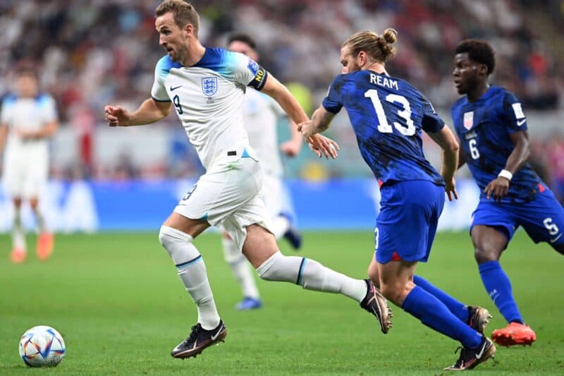 Harry Kane, da Inglaterra, carrega a bola em partida contra os Estados Unidos pela Copa do Mundo