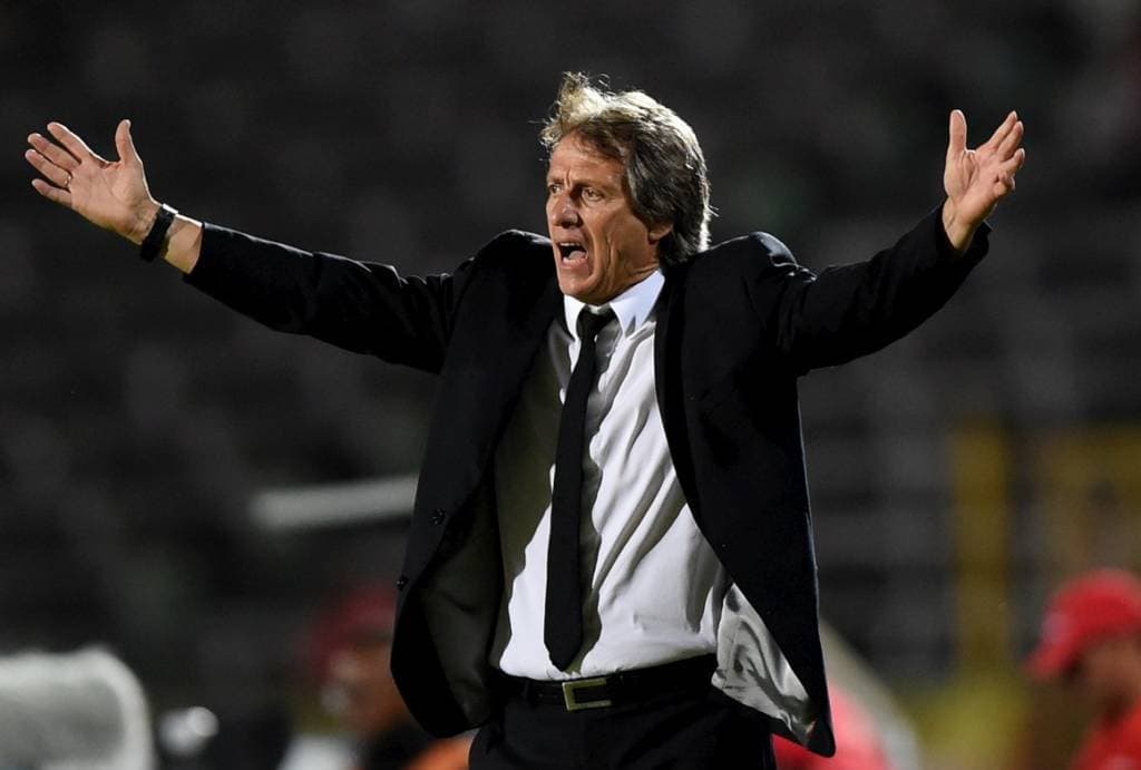 Jorge Jesus com os braços abertos em sinal de reclamação. O ex-técnico do Flamengo deve renovar contrato com o time turco
