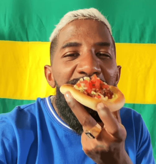 Rodinei, atleta do Flamengo, comendo uma esfiha em propaganda publicitária.