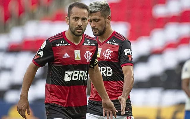 Everton Ribeiro e Arrascaeta pelo Flamengo