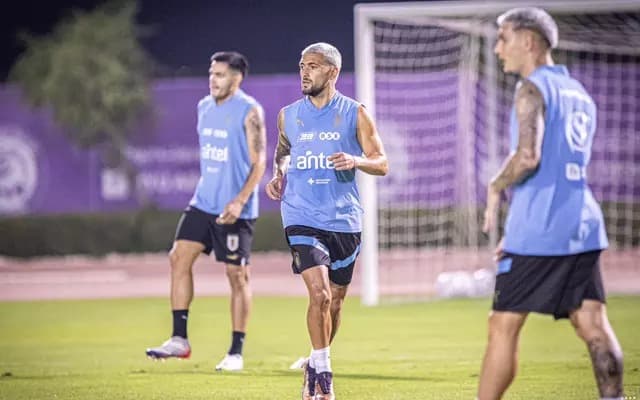 Arrascaeta e Varela em treino da seleção uruguaia