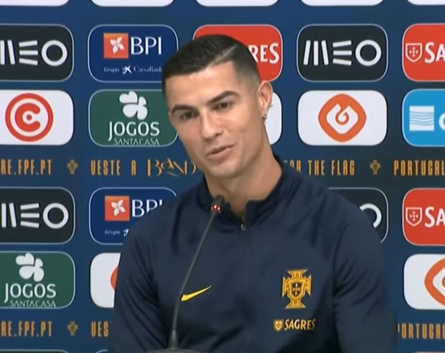 Cristiano Ronaldo brinca com Messi em entrevista coletiva na Copa do Mundo