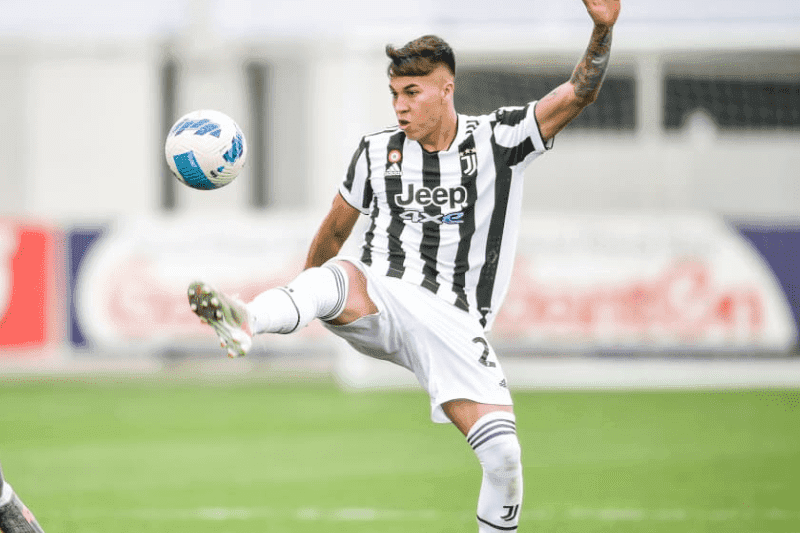 Kaio Jorge domina bola, atuando pela Juventus da Itália