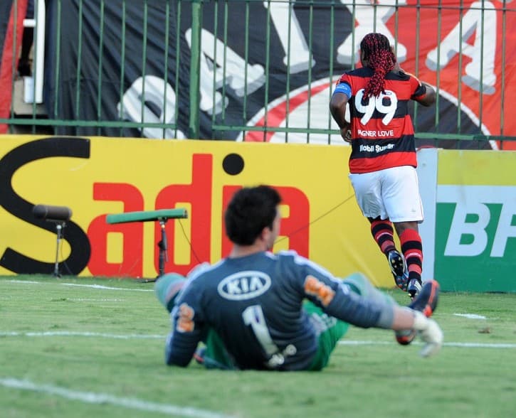 vagner love marca e flamengo rebaixa o palmeiras