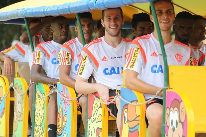 Atrás de Paulo Victor, Thallyson em seu início de Flamengo em 2015