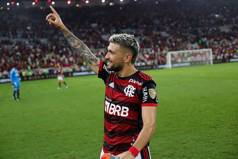 Arrascaeta com a camisa do Flamengo no Maracanã
