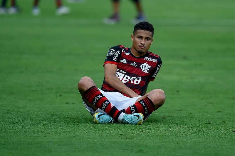 João Gomes sentado em campo na final da Libertadores após o título do Flamengo