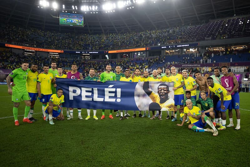 Jogadores da Seleção Brasileira homenageam Pelé.