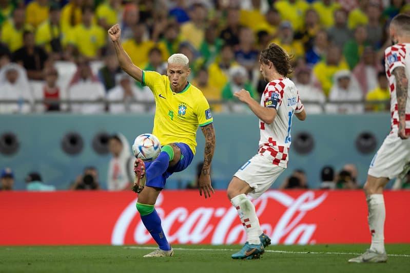 Richarlison disputa bola em jogo entre Brasil e Croácia nas quartas de final da Copa do Mundo