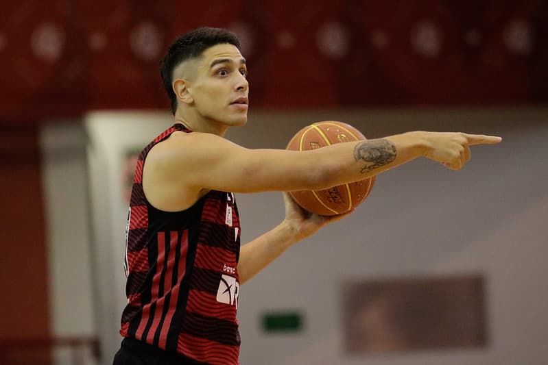 Vildoza, armador argentino do Flamengo, em ação pelo NBB