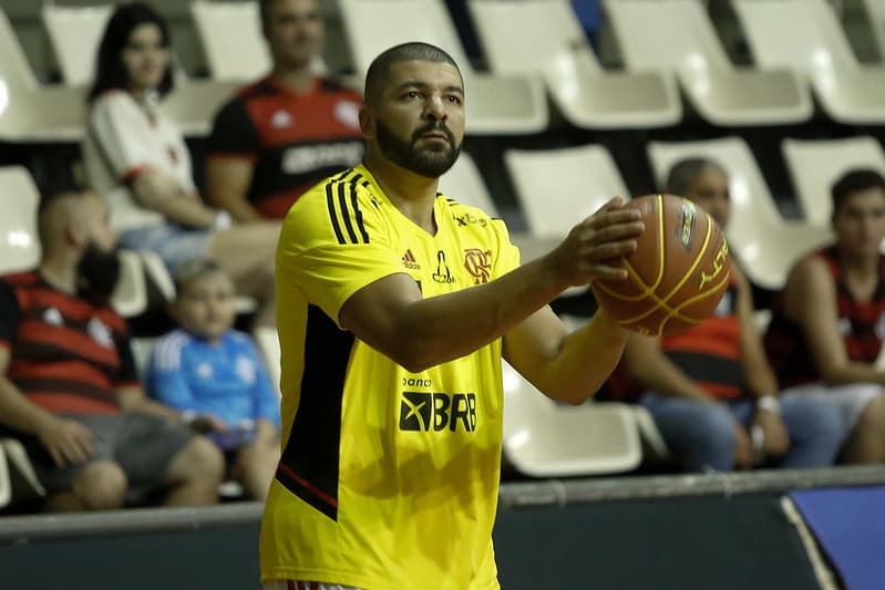 Olivinha no aquecimento do Flamengo para partida do NBB