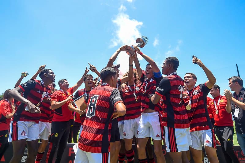 Garotos do Ninho comemoram a Adidas Cup.