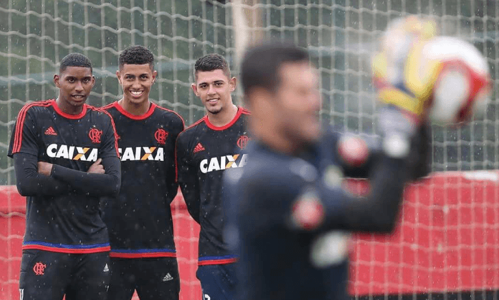 Garotos do Ninho observam Júlio César treinando.