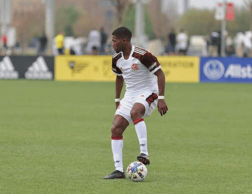Pedro Inácio domina a bola em partida nos Estados Unidos.