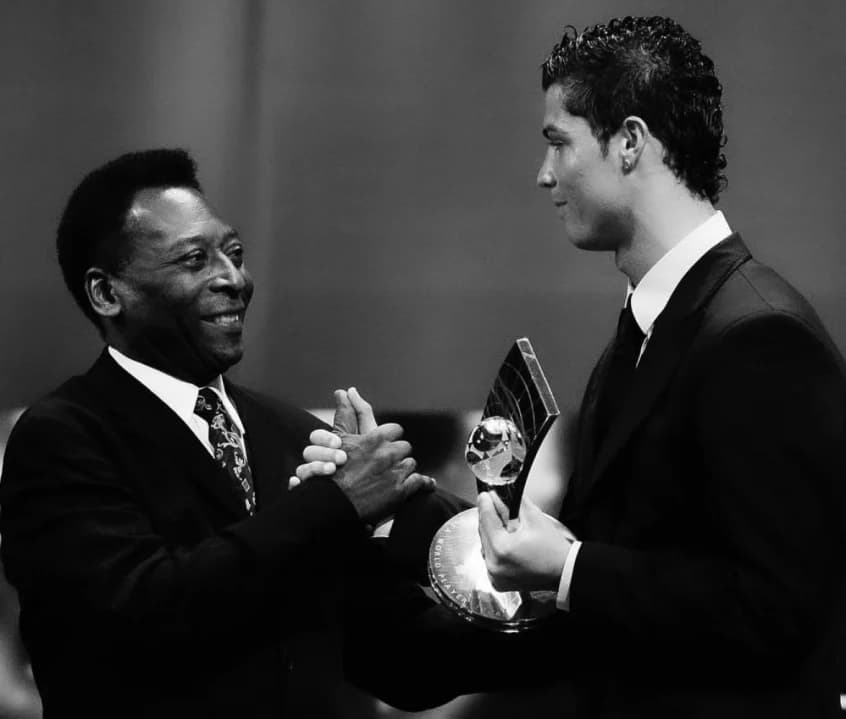 Cristiano Ronaldo recebe premio de melhor do mundo das mãos de Pelé; português lamentou morte de Pelé nas redes sociais