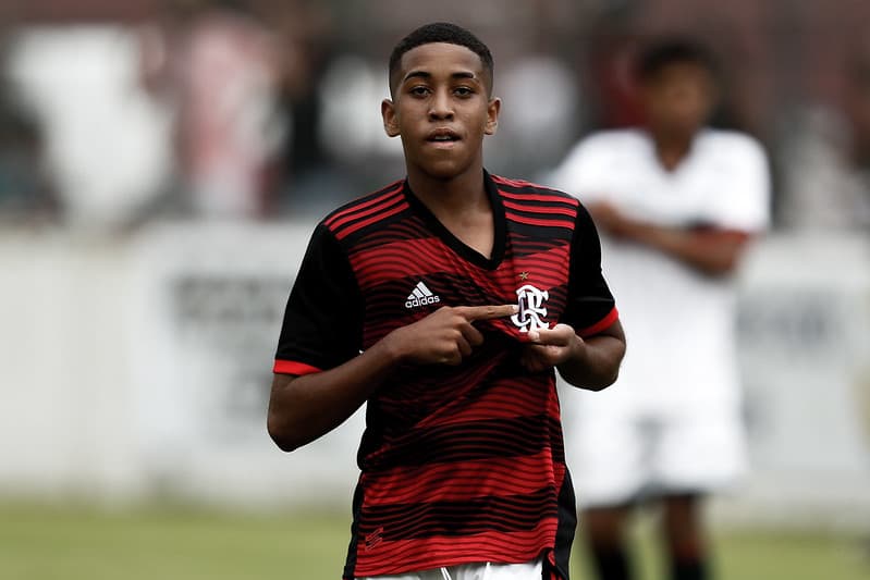 Jogado da base do Flamengo mostrando escudo em comemoração; Sub-16 enfrenta o Arsenal pela Adidas Cup neste domingo