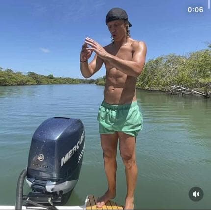 David Luiz pratica salto em rio e jogadores do Flamengo caem na risada
