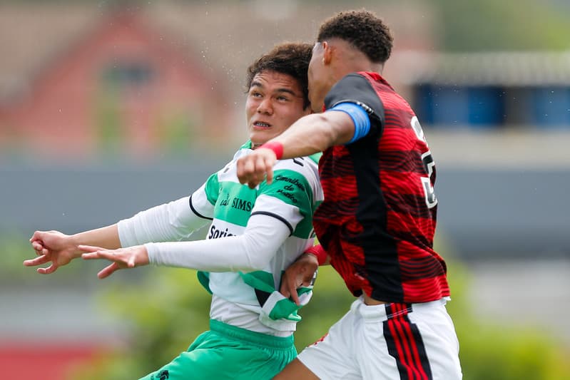 Disputa de bola no jogo Flamengo x Santos Laguna pela Adidas Cup.