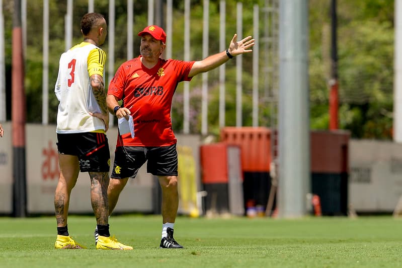 Rui Quinta, auxiliar de Vitor Pereira, dá instruções para Everton Cebolinha durante treino de pré-temporada do Flamengo