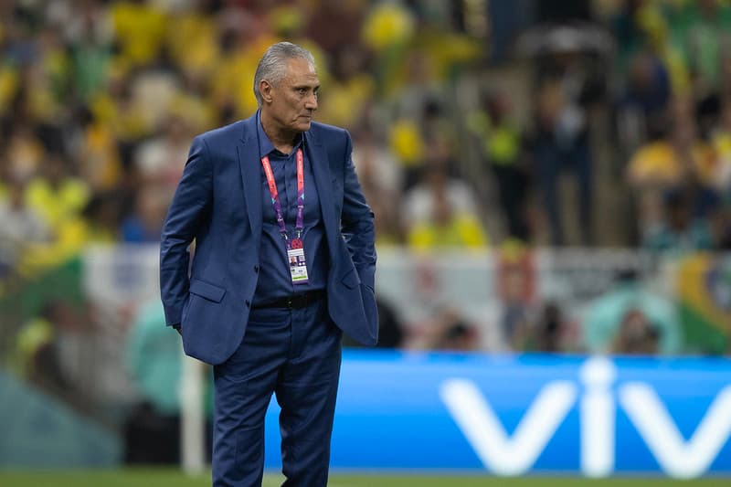 Tite na beira do campo no jogo do Brasil na Copa do Mundo; treinador negocia com Flamengo e recebeu sondagem do Orlando City