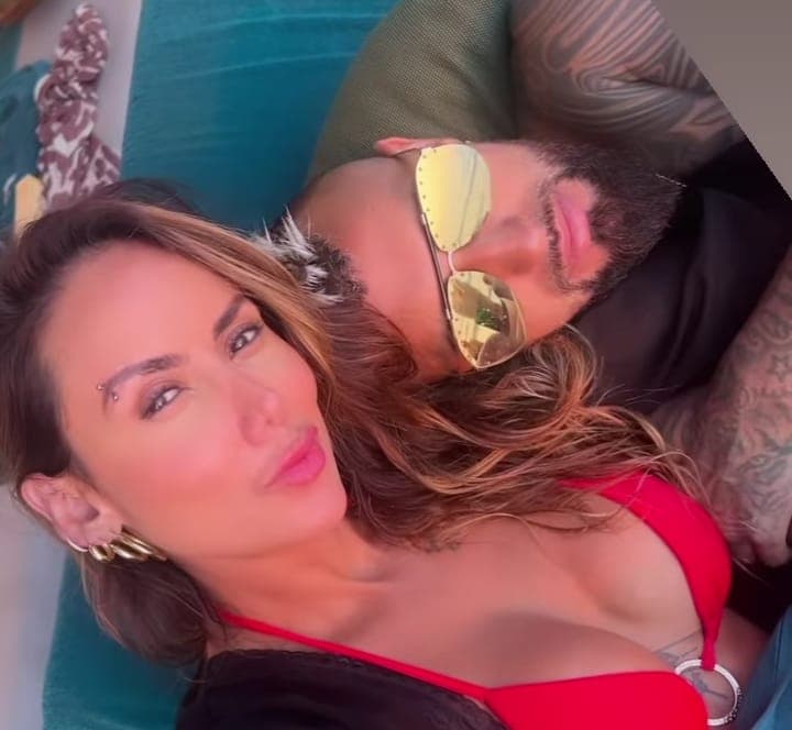 Vidal, do Flamengo, e esposa curtem férias em Dubai