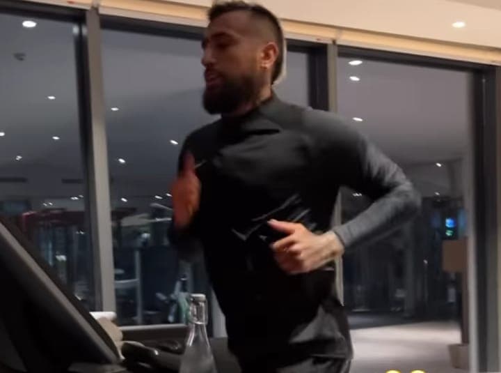 Vidal treina forte em férias nas Maldivas e chama atenção antes de voltar ao Flamengo