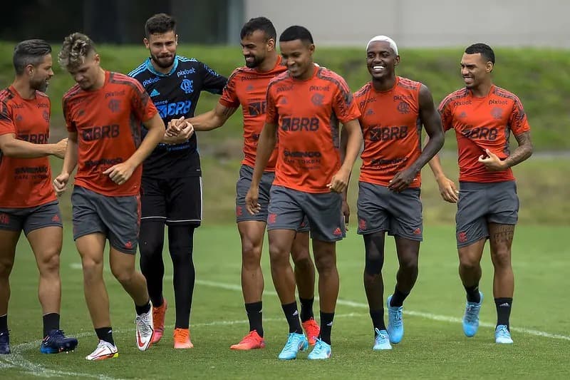 Gabriel Noga treina com companheiros no Flamengo